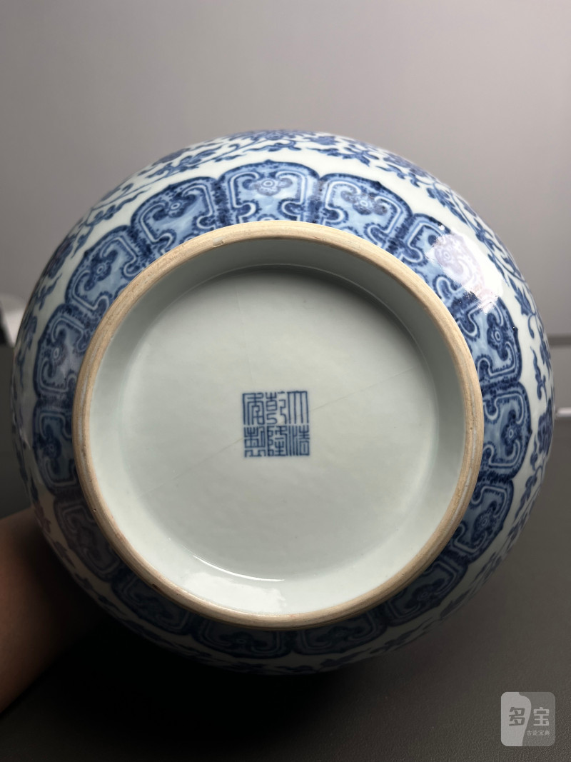 清乾隆  青花缠枝莲纹赏瓶 - 图28